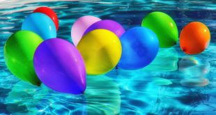 בלונים בבריכה